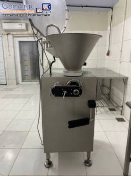 Embutideira cont�nua � v�cuo com retorcedor em inox 2000 kg / h para lingui�as espetinho Vemag